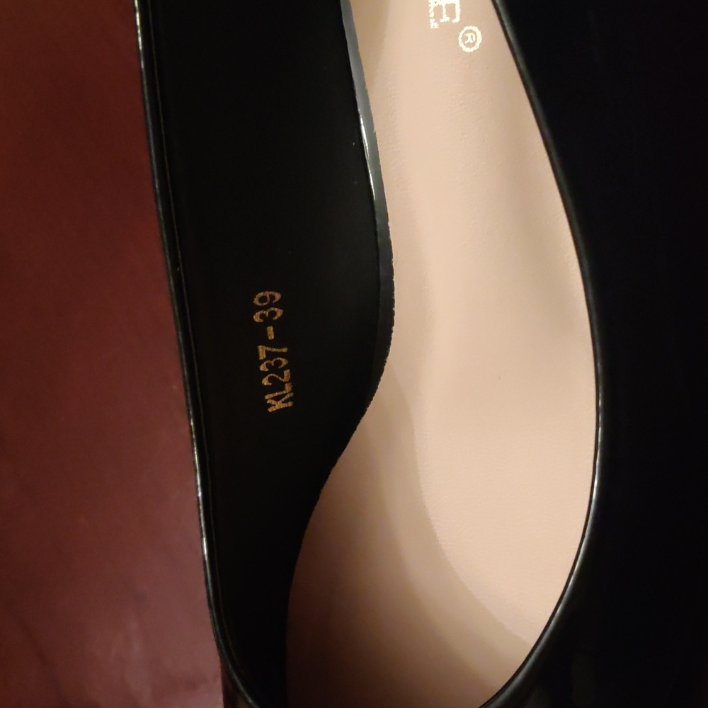 Chic Black Patent Leather Heels - Picture 3 of 7